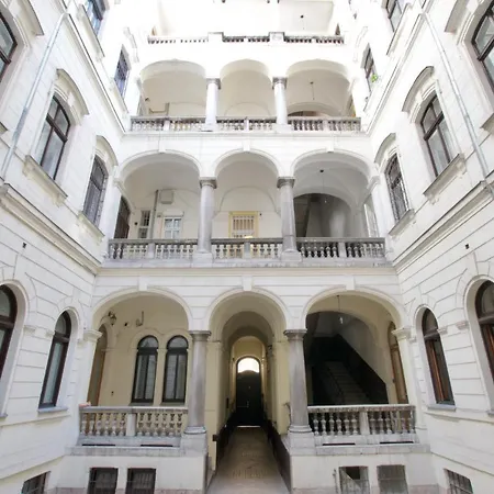 St. King 1 By Hi5 Apartman Budapest